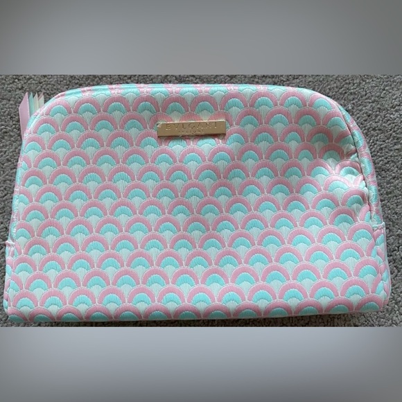 BVLGARI Pastel Pink & Blue Cosmetic Bag w/Shampoo - Picture 9 of 15